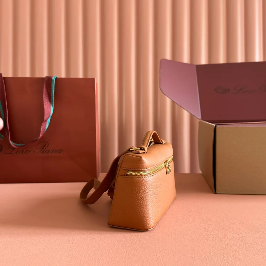 p1160💋💋💋【Original leather configuration counter complete set of packaging】 𝐋𝐨𝐫𝐨 𝐏𝐢𝐚𝐧@ Extra pocket L19 series handbag/crossbody bag, all steel, the most comfortable life is the undefined life, just like loro The material design of pian@ does not require complicated design styles. The simple and soft outline is elegant and durable, like an exquisite cosmetic case, which perfectly balances appearance and functionality. The leather is delicate and feels as soft as butter. The small bag has a large capacity. It is not only portable with a thin shoulder strap, but can also be worn cross-body. Sisters who have a special liking for minimalist style can buy it. It is simple and versatile. The simpler, the more different. Stars and Instagram celebrities are all planting it. There are two sizes of 19 cm and 27 cm. One is exquisite and casual, and the other is elegant and grand. Size: Small: length 19×width 7×height 12cm (